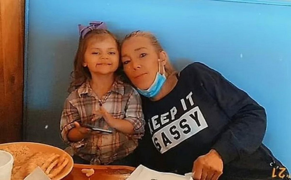 O fetiţă de patru ani a murit în somn, la o zi după ce ea şi mama ei au fost testate pozitiv la Covid-19